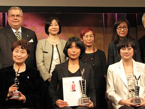 「エイボン女性年度賞」受賞者と記念撮影