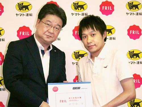 フリル仕様のネコポス専用パッケージを持つヤマト運輸・営業部長の小管氏（写真左）ファブリック・堀井CEO