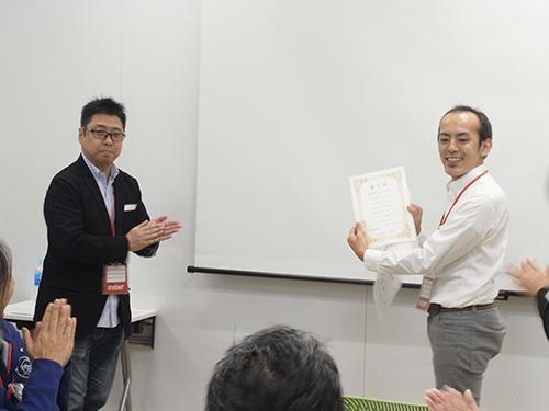 リーダー店舗のウィッシュ・笠原龍司社長（写真左）がチャレンジ店舗に卒業証書を授与