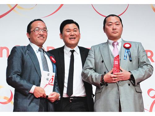 楽天の三木谷浩史社長（写真中央）と総合グランプリを受賞したＭＯＡの大西剛取締役（同右）、城守豪マネージャー
