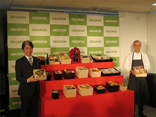 根本社長(左)と、おせちを提供するスペイン料理店のジョゼップ・バラナオシェフ