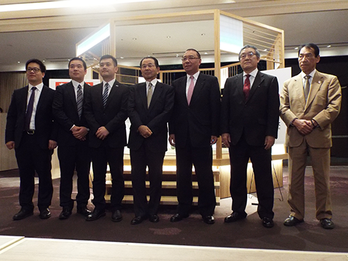 中国向けＥＣ事業立ち上げを発表した東京ＭＸの河内功社長（写真右から２人目）ら