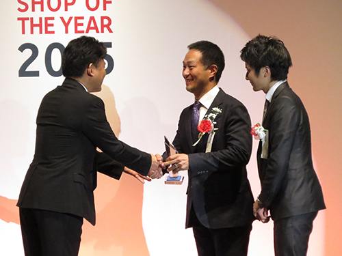 グランプリを受賞した爽快ドラッグの小森紀昭社長（中央）と表彰する三木谷浩史社長（左）