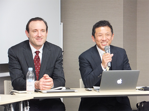 来日した米国本社のロバート・S・コンリーCEO（写真左）と大井盛夫社長