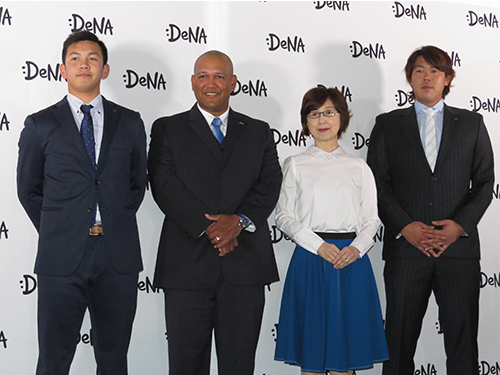 （左から）山崎康晃選手、アレックス・ラミレス監督、南場智子会長、山口俊選手