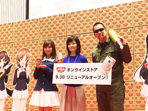 （写真左から）渕上舞さん、佐藤真有美ECブランドマネージャー、蝶野正洋さん
