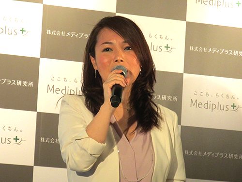 記者発表会でストレスオフについて説明する恒吉明美社長