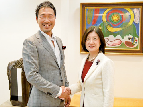 ロコンドの田中裕輔社長（写真左）と大塚家具の大塚久美子社長