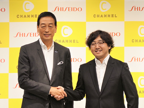共同企画商品を発表した資生堂の魚谷雅彦社長（写真左）とC channelの森川亮社長