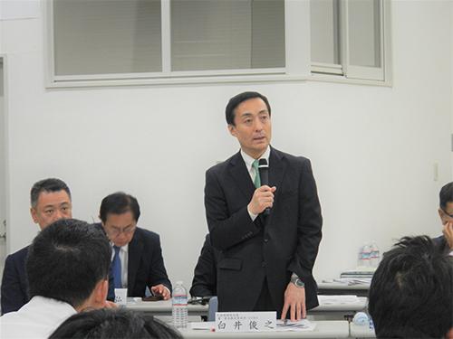 決算説明会で記者の質問に答える白井俊之社長