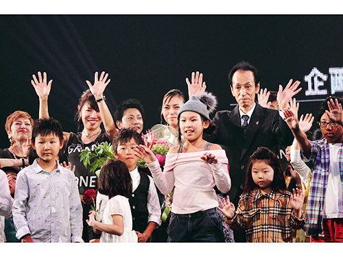 ショーの最後には多数の子供と一緒に稲井田社長（写真右）と百合本副社長が登壇した