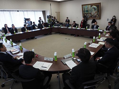 国交省と経済省は３月２５日、「置き配検討会」の第１回会合を開いた