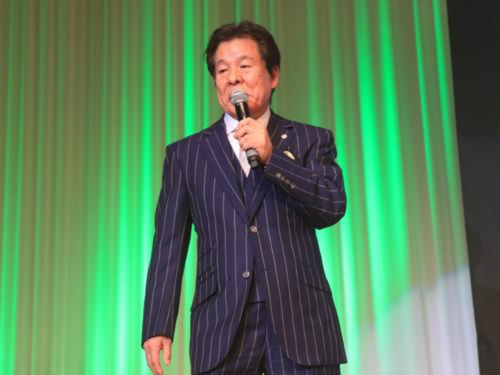 あいさつする濱松治社長