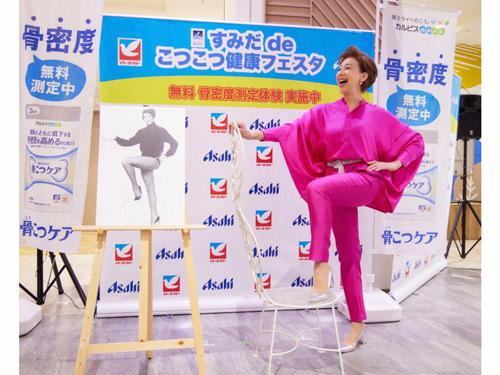 ブランドアンバサダーを務める前田美波里も登場