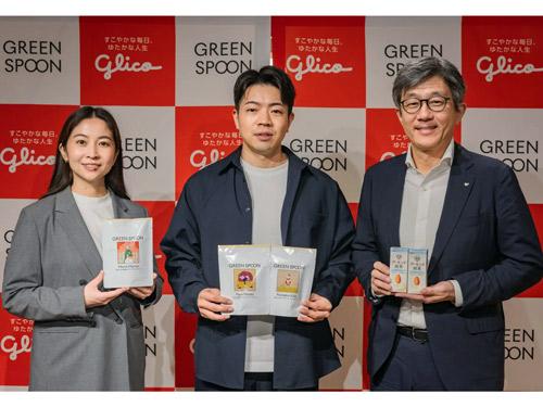 江崎グリコ・執行役員　健康イノベーション事業本部長 木村幸生氏（写真右）とＧｒｅｅｎｓｐｏｏｎ・田邊友則ＣＥＯ（写真中央）とＧｒｅｅｎｓｐｏｏｎ・小池優利執行役員