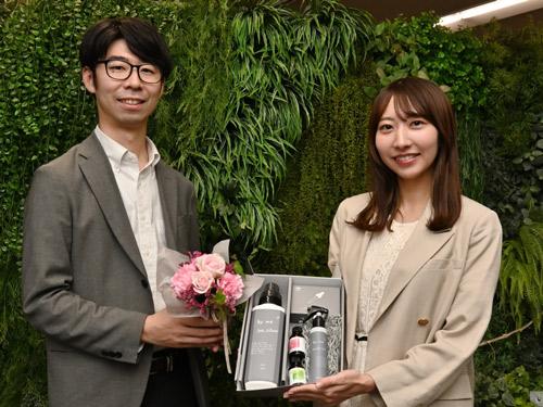 コラボ商品を手にする日比谷花壇の横山哲大氏（写真左）とライオンの芳崎美祐氏