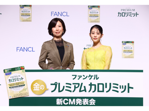 健康食品事業本部の斎藤智子本部長（写真左）とＣＭキャラクターを務めた女優・高畑充希