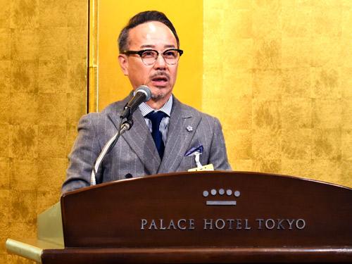 あいさつをする梶原健司会長