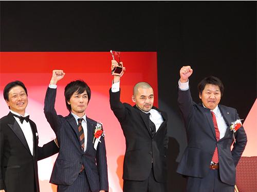 髙橋常務執行役員(左)と10年連続賞を受賞したZ-CRAFT