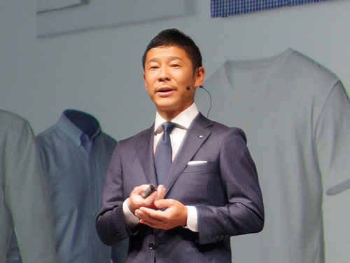 PBのビジネススーツを発表する前澤友作社長