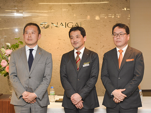 新サービスを発表したオウケイウェイヴの福田道夫副社長（写真左）、ナイガイの新谷功執行役員（同中央）、メディアシークの西尾直紀社長